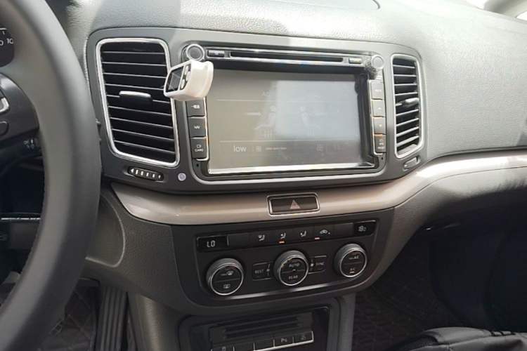 Used Volkswagen Sharan 2013 1.8TSI Standard Model Audio And AC Panel