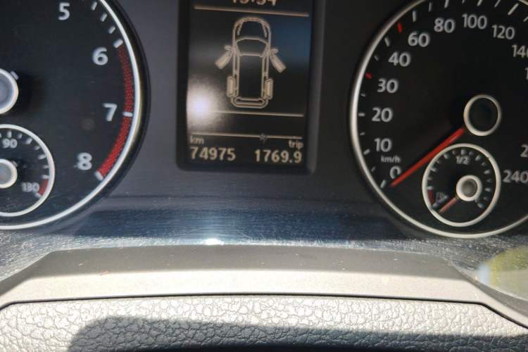 Used Volkswagen Sharan 2013 1.8TSI Standard Model Odometer Close Up