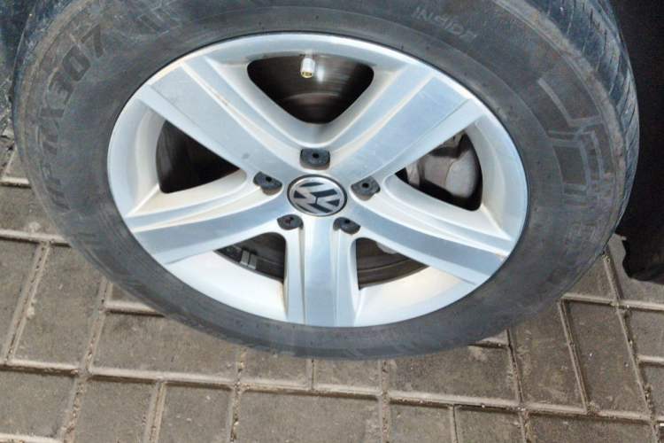 Used Volkswagen Sharan 2013 1.8TSI Comfort Model Right Front Wheel Hub