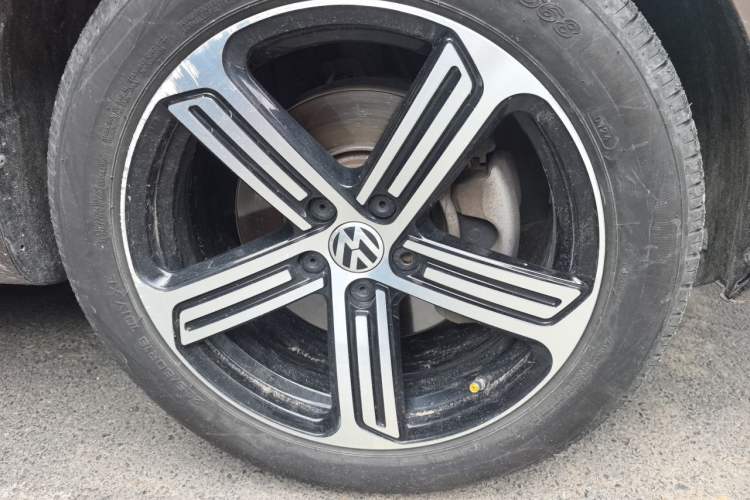 Used Volkswagen Sharan 2013 2.0 TSI Standard Model Right Front Wheel Hub