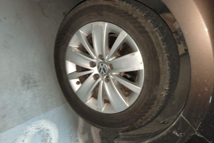 Used Volkswagen Sharan 2013 2.0 TSI Standard Model Right Front Wheel Hub