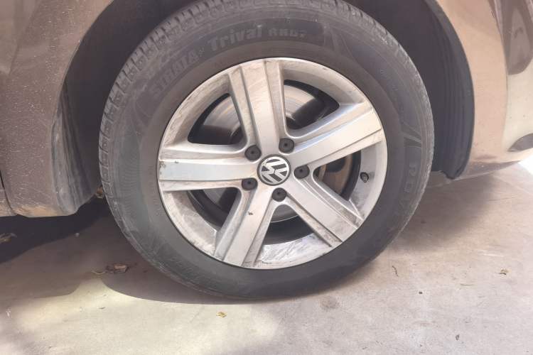 Used Volkswagen Sharan 2013 1.8TSI Comfort Model Euro IV Right Front Wheel Hub