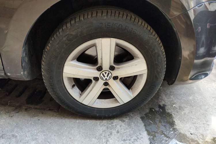 Used Volkswagen Sharan 2013 1.8TSI Comfort Model Euro IV Right Front Wheel Hub