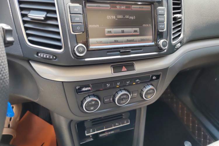 Used Volkswagen Sharan 2013 1.8TSI Standard Model Audio And AC Panel