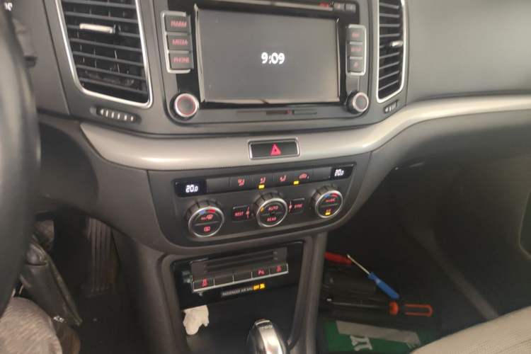 Used Volkswagen Sharan 2013 2.0 TSI Comfort Model Audio And AC Panel