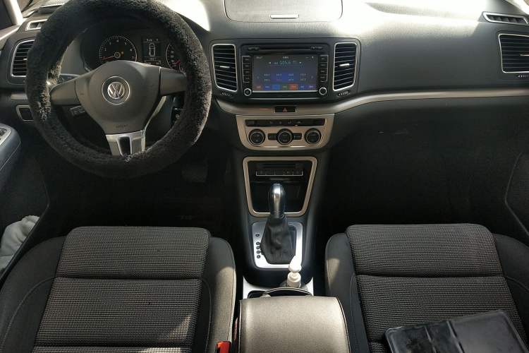 Used Volkswagen Sharan 2013 1.8TSI Standard Model Center Console