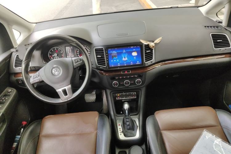 Used Volkswagen Sharan 2013 1.8TSI Comfort Model Center Console