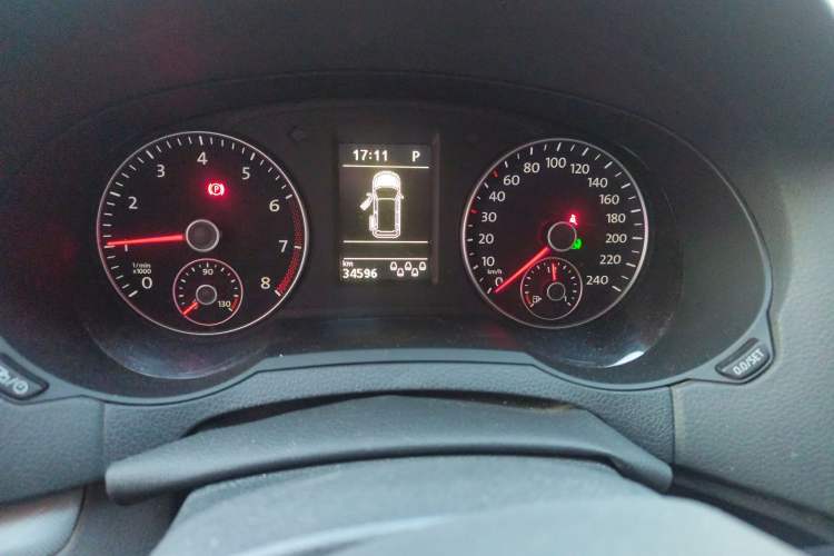 Used Volkswagen Sharan 2013 1.8TSI Standard Model Odometer Close Up