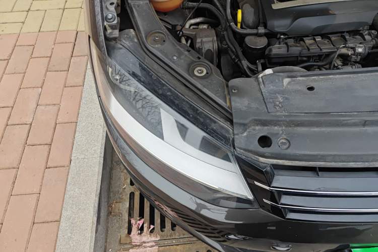 Used Volkswagen Sharan 2013 1.8TSI Standard Model Euro IV Right Front Headlight