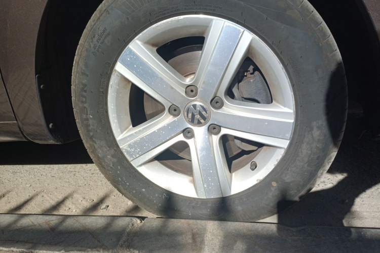 Used Volkswagen Sharan 2013 2.0 TSI Luxury Model Right Front Wheel Hub