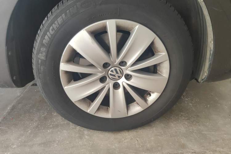 Used Volkswagen Sharan 2013 2.0 TSI Comfort Model Right Front Wheel Hub
