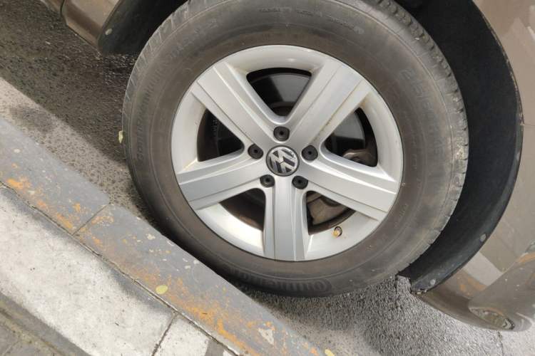 Used Volkswagen Sharan 2013 1.8TSI Comfort Model Right Front Wheel Hub