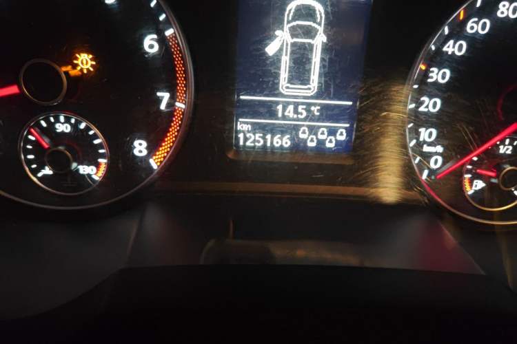 Used Volkswagen Sharan 2013 1.8TSI Standard Model Odometer Close Up