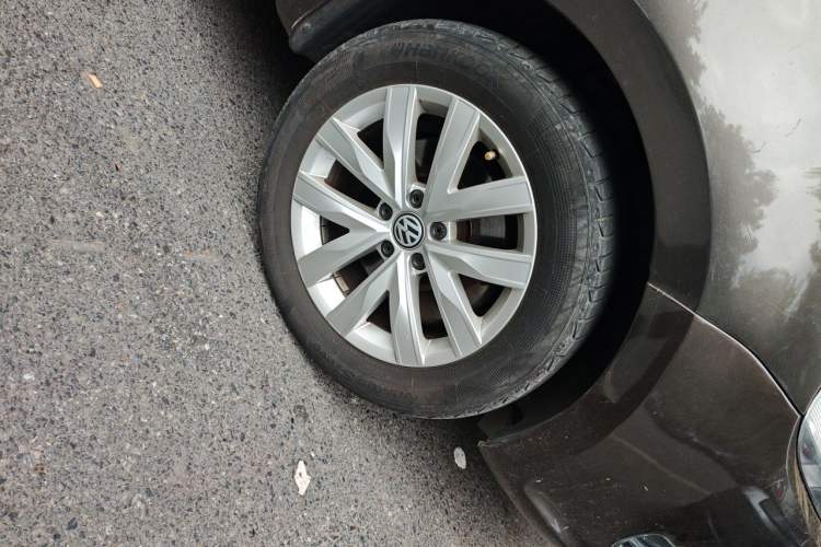 Used Volkswagen Sharan 2013 2.0 TSI Standard Model Right Front Wheel Hub
