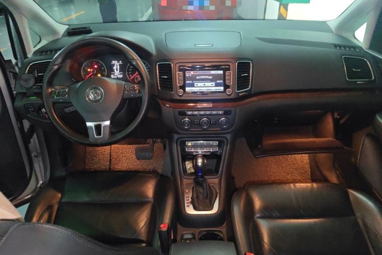 Used Volkswagen Sharan 2013 1.8TSI Comfort Model Euro IV Center Console