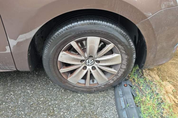 Used Volkswagen Sharan 2013 2.0 TSI Standard Model Right Front Wheel Hub