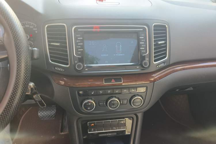 Used Volkswagen Sharan 2013 1.8TSI Comfort Model Audio And AC Panel