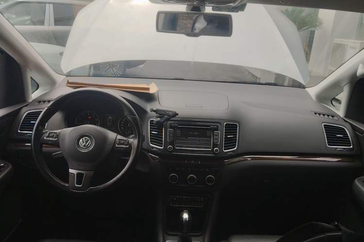 Used Volkswagen Sharan 2013 1.8TSI Comfort Model Center Console