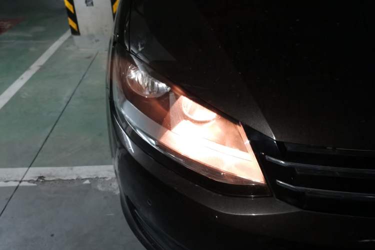 Used Volkswagen Sharan 2013 1.8TSI Standard Model Euro IV Right Front Headlight