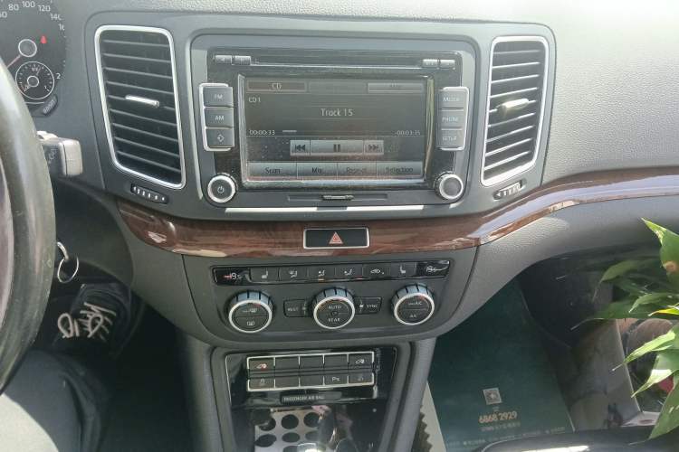 Used Volkswagen Sharan 2013 1.8TSI Comfort Model Euro IV Audio And AC Panel