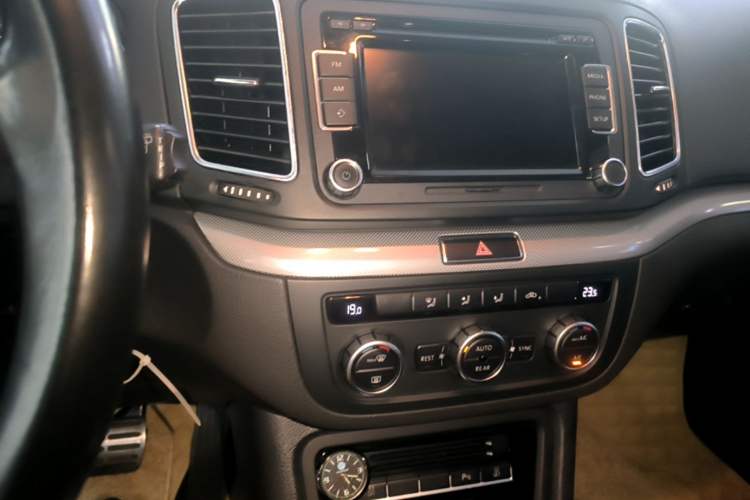Used Volkswagen Sharan 2013 1.8TSI Standard Model Audio And AC Panel