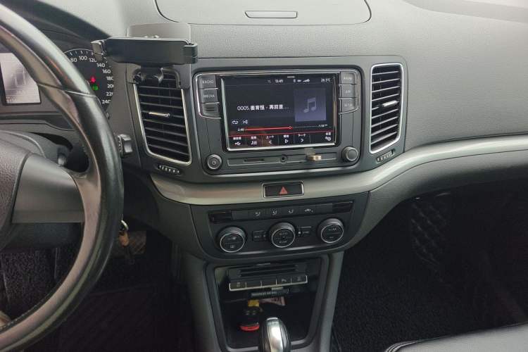 Used Volkswagen Sharan 2013 1.8TSI Standard Model Audio And AC Panel