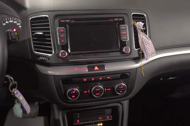 Used Volkswagen Sharan 2013 1.8TSI Standard Model Euro IV Audio And AC Panel
