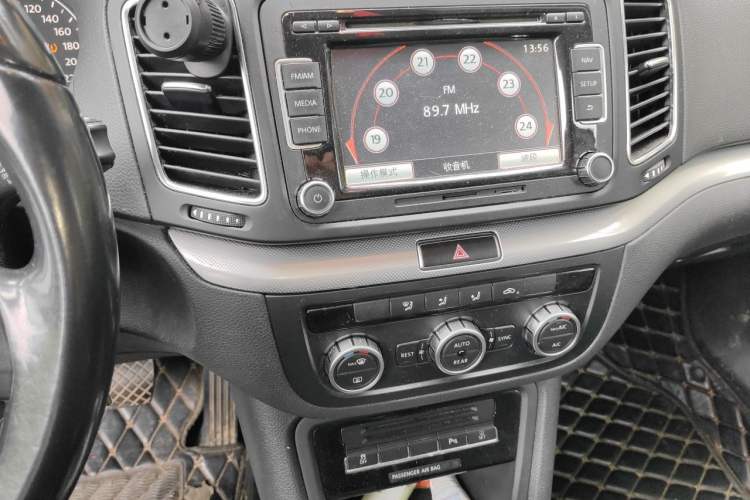 Used Volkswagen Sharan 2013 2.0 TSI Standard Model Audio And AC Panel