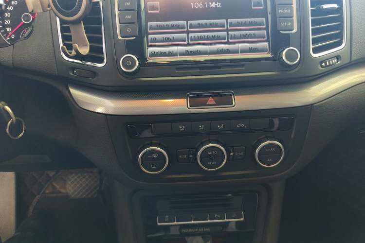 Used Volkswagen Sharan 2013 2.0 TSI Standard Model Audio And AC Panel