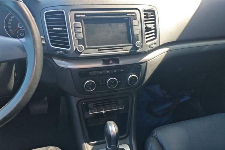 Used Volkswagen Sharan 2013 1.8TSI Standard Model Audio And AC Panel