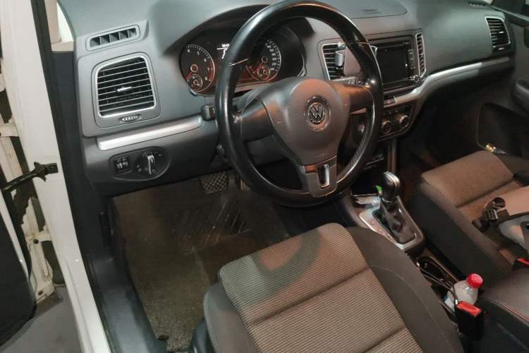 Used Volkswagen Sharan 2013 1.8TSI Comfort Model Euro IV Center Console