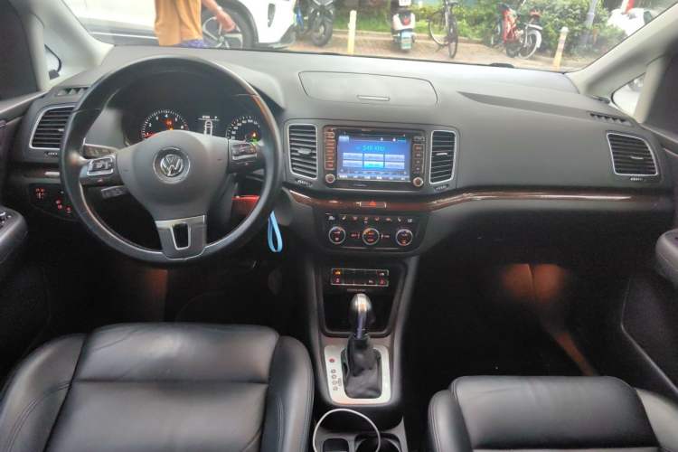 Used Volkswagen Sharan 2013 1.8TSI Comfort Model Center Console