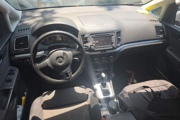 Used Volkswagen Sharan 2013 1.8TSI Comfort Model Center Console