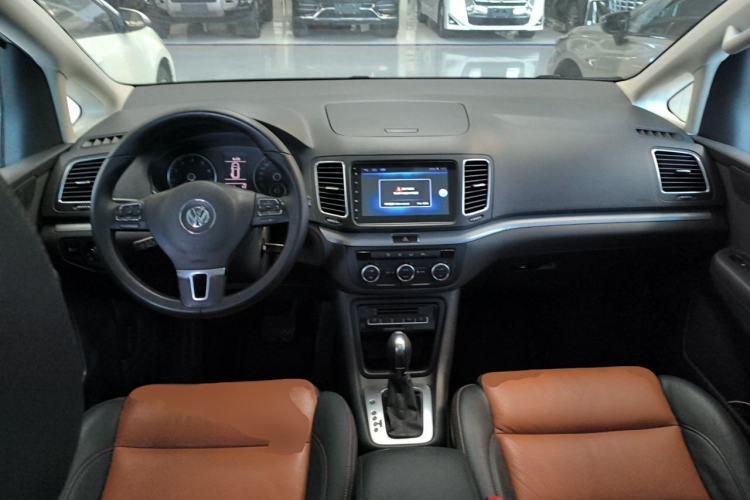 Used Volkswagen Sharan 2013 1.8TSI Comfort Model Euro IV Center Console