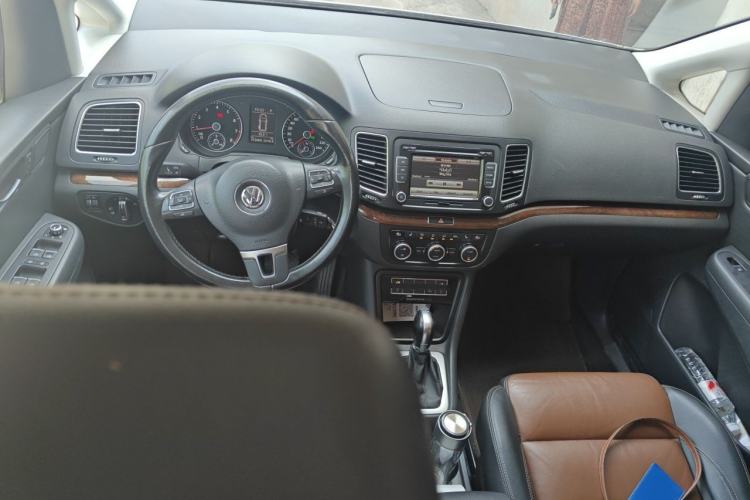 Used Volkswagen Sharan 2013 1.8TSI Comfort Model Euro IV Center Console