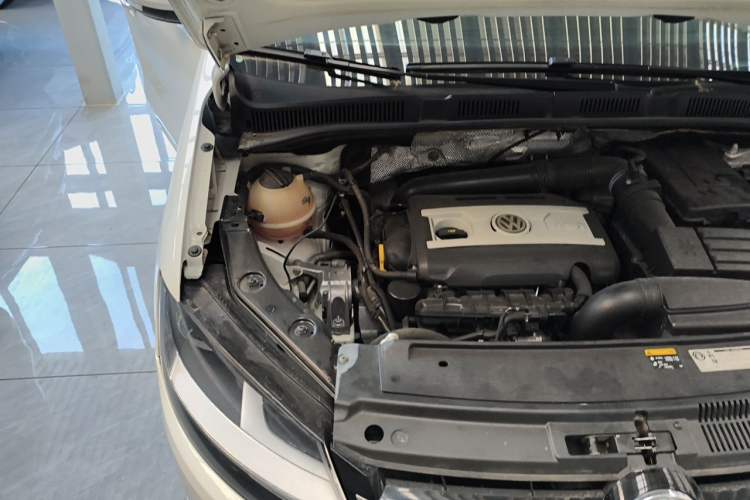 Used Volkswagen Sharan 2013 1.8TSI Comfort Model Euro IV Engine Bay Right