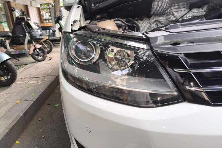 Used Volkswagen Sharan 2013 1.8TSI Standard Model Euro IV Right Front Headlight