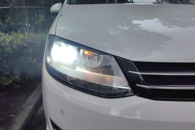 Used Volkswagen Sharan 2013 1.8TSI Comfort Model Right Front Headlight