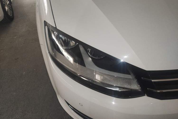 Used Volkswagen Sharan 2013 1.8TSI Comfort Model Euro IV Right Front Headlight