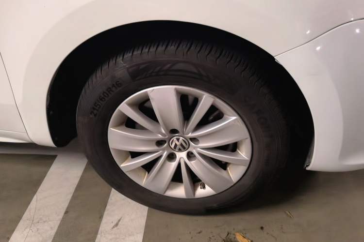 Used Volkswagen Sharan 2013 1.8TSI Standard Model Euro IV Right Front Wheel Hub