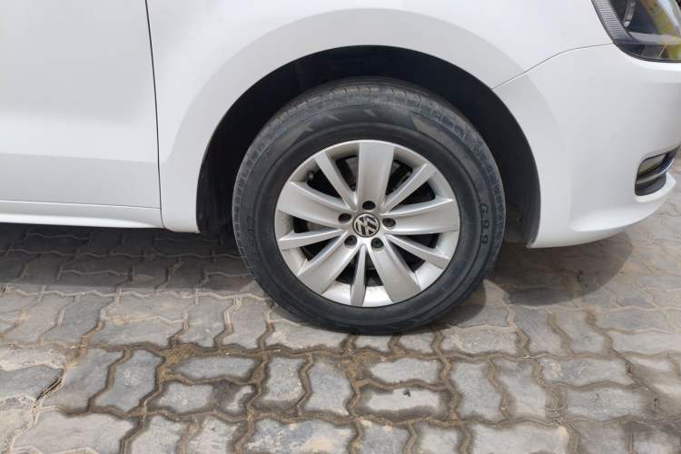 Used Volkswagen Sharan 2013 2.0 TSI Standard Model Right Front Wheel Hub