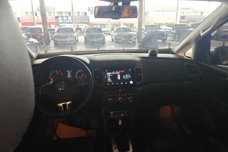 Used Volkswagen Sharan 2014 2.0 TSI Comfort Model Center Console