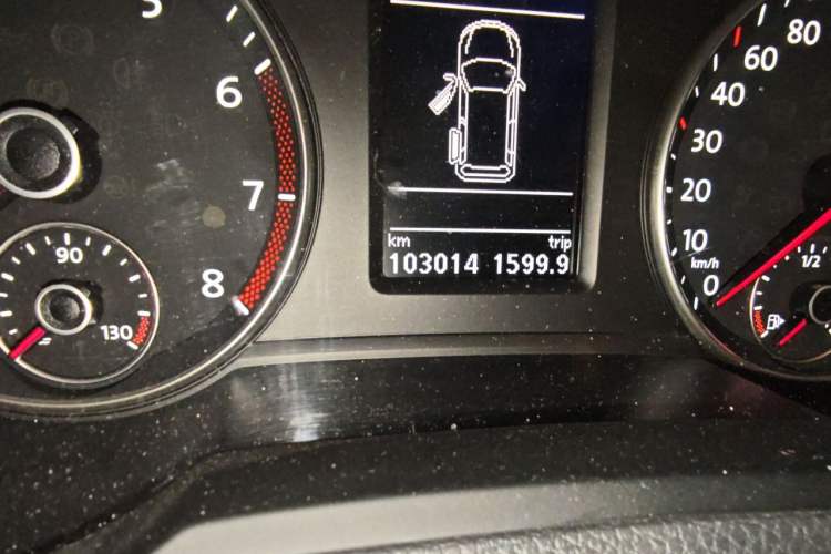Used Volkswagen Sharan 2014 2.0 TSI Comfort Model Odometer Close Up