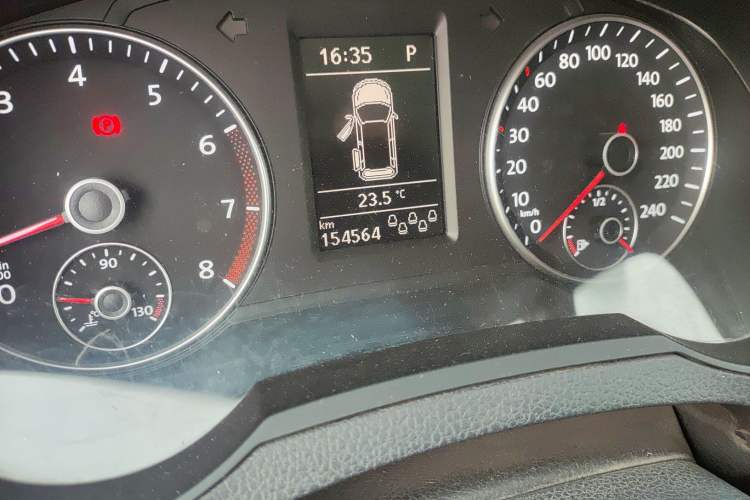 Used Volkswagen Sharan 2014 2.0 TSI Comfort Model Odometer Close Up