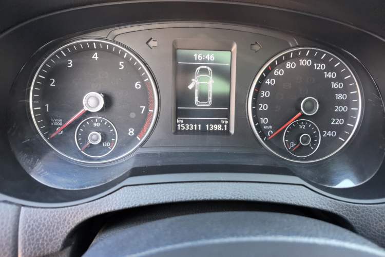 Used Volkswagen Sharan 2014 2.0 TSI Standard Model Odometer Close Up