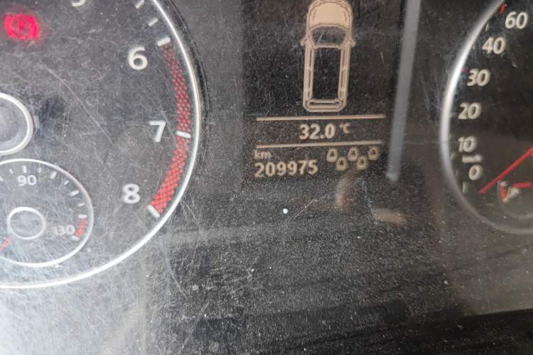 Used Volkswagen Sharan 2014 2.0 TSI Standard Model Odometer Close Up