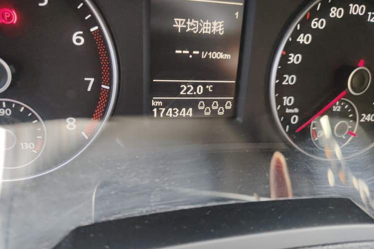 Used Volkswagen Sharan 2014 2.0 TSI Comfort Model Odometer Close Up