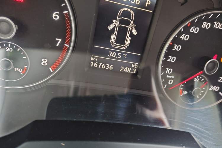 Used Volkswagen Sharan 2014 2.0 TSI Comfort Model Odometer Close Up