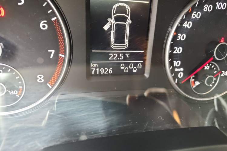 Used Volkswagen Sharan 2014 2.0 TSI Standard Model Odometer Close Up
