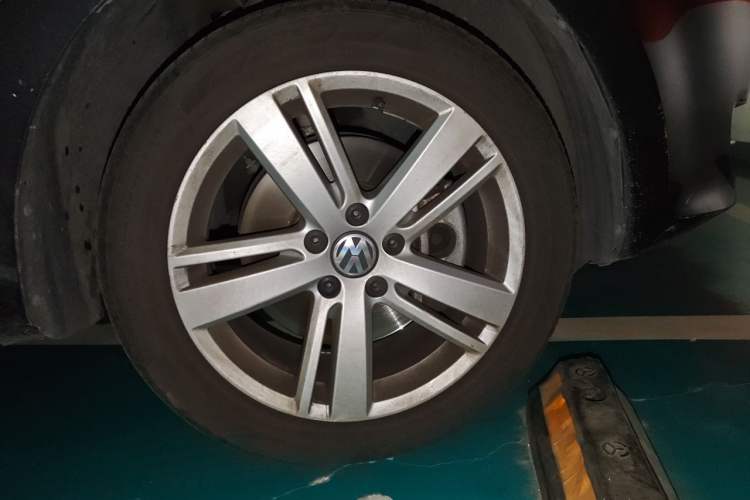 Used Volkswagen Sharan 2014 2.0 TSI Comfort Model Right Front Wheel Hub